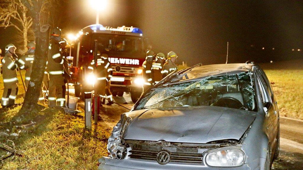 Abtenau: Pkw mit fünf Insassen prallt auf B162 gegen Baum