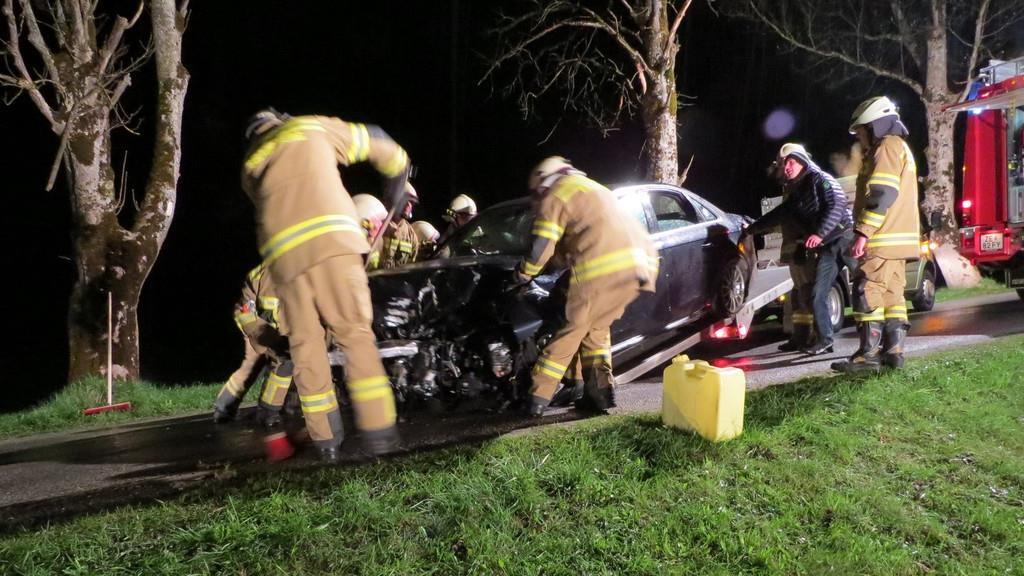 Auto knallt in Bramberg gegen Baum