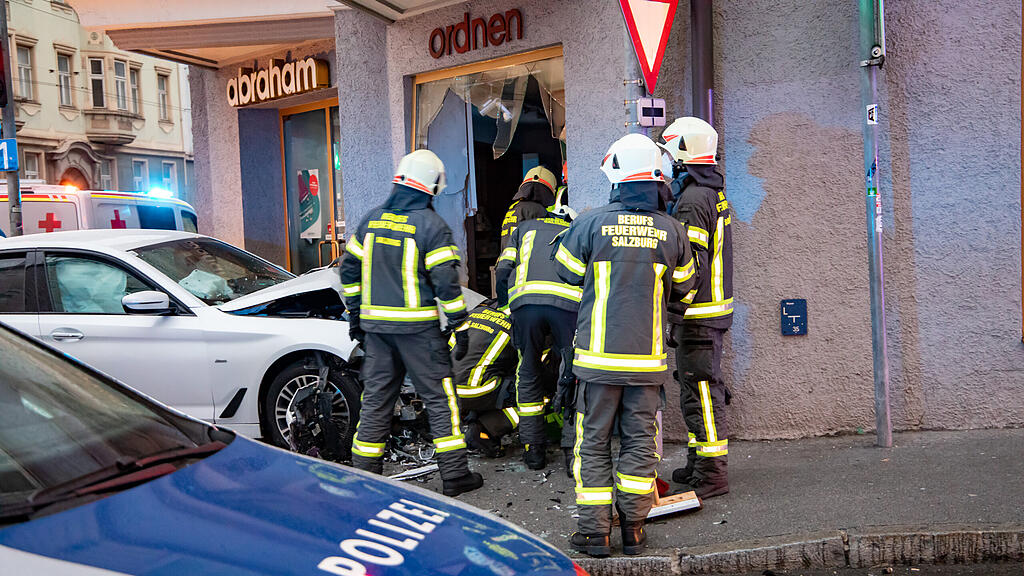 20210515_fmt_PKW_crasht_in_auslage_mw-13.jpg