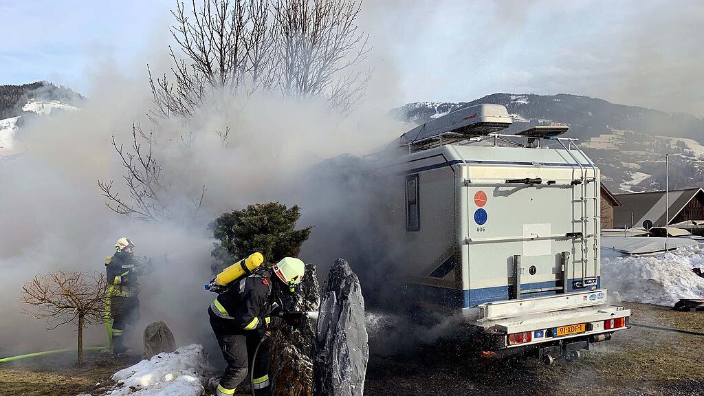 Wohnmobil im St. Johann in Flammen