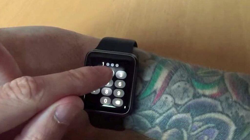 Die dunklen Farbpigmente stören die Sensoren der Uhr.