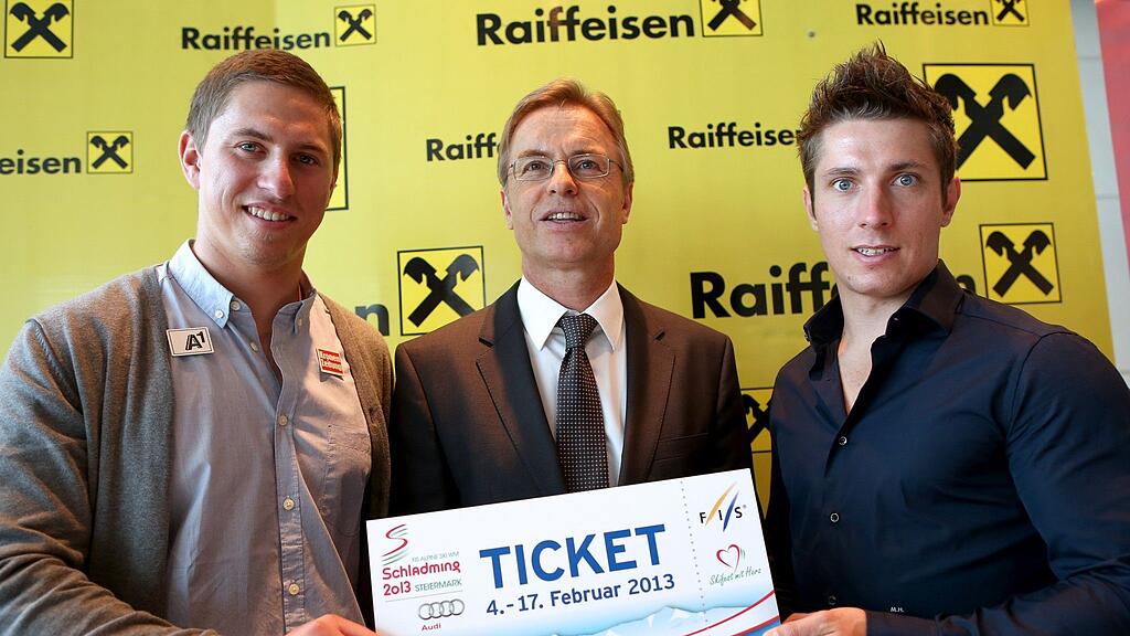 In Wien präsentieren die beiden Schifaher Max Franz (L) und Marcel Hirscher (R) gemeinsam mit Raiffeisen-Marketingchef Leodegar Pruschak am Freitag symbolisch eine Eintrittskarte für die Ski WM in Schladming.