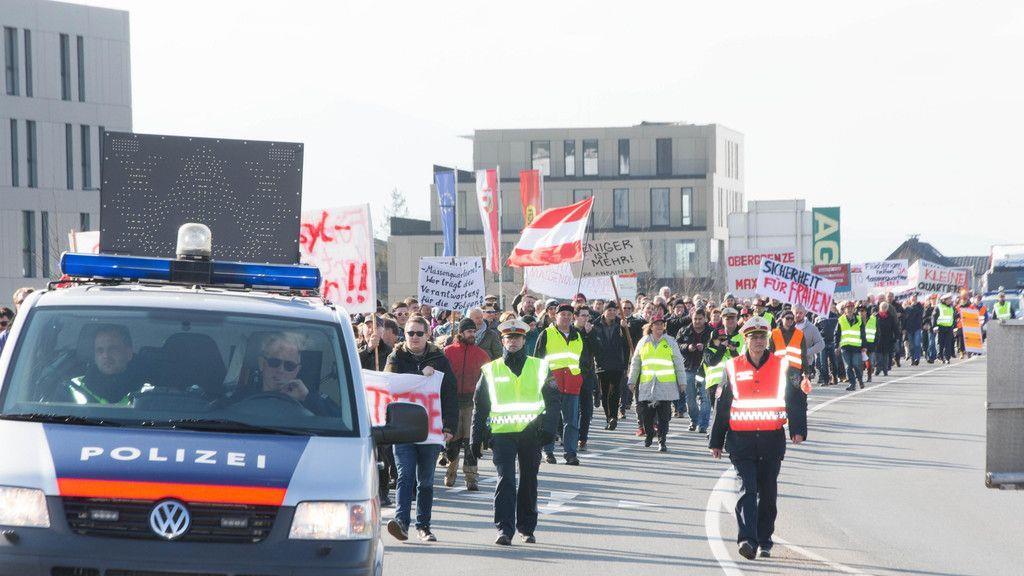 Demo gegen Asylwerberquartier in Straniakstraße