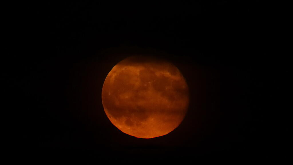 Roter Mond, Salzburg