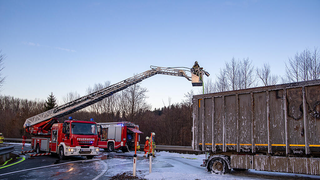 Lkw-Anh\u00e4nger in Nu\u00dfdorf in Vollbrand
