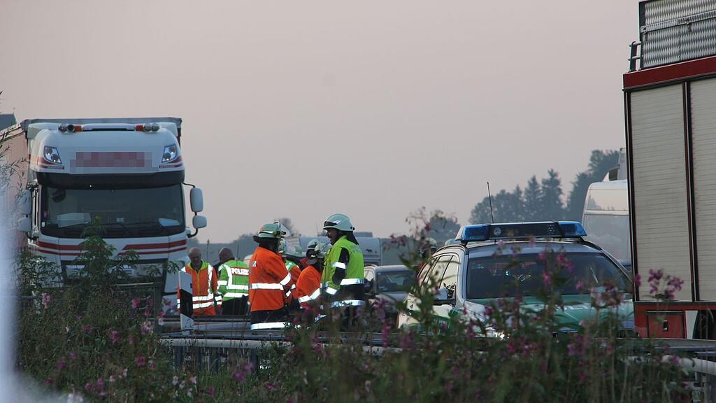 Die A8 musste für eine halbe Stunde komplett gesperrt werden.