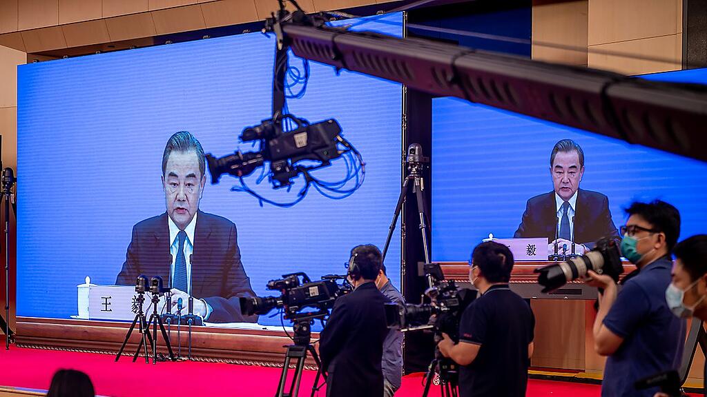 Wang Yis Rede wurde für Journalisten auf Bildschirm übertragen