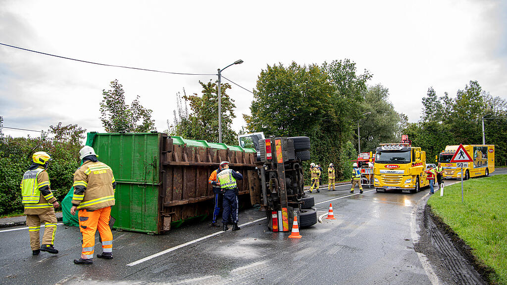 B156: Lkw in Bergheim umgekippt