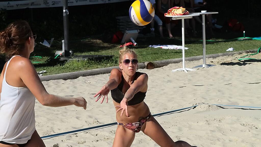 Christine Höllbach (links) und Eva Lindner aus Hallwang holten sich den Sieg bei der Beach Attack.