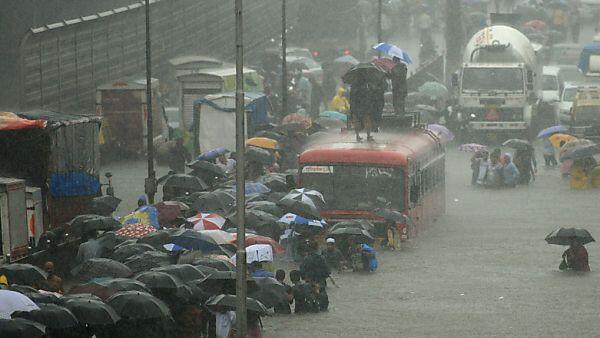Nicht nur der Zugverkehr ist in Mumbai beeinträchtigt