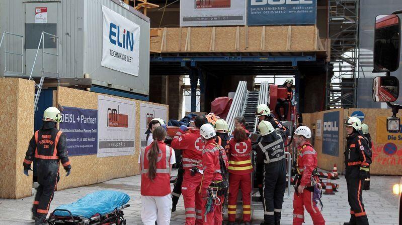 Der lebensgefährlich verletzte Arbeiter wurden an der Unfallstelle erstversorgt und anschließend ins Spital eingeliefert.
