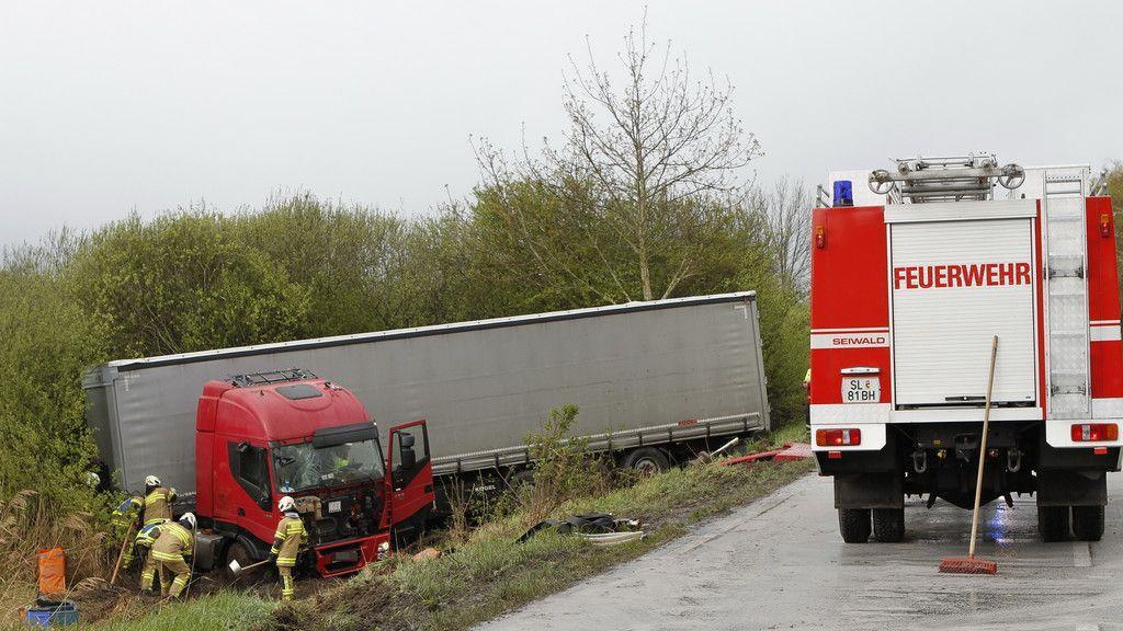 Sattelschlepper kommt in Mattsee von Fahrbahn ab.