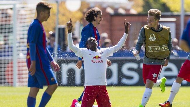 Nach Patson Daka (Mitte) verpflichtete Red Bull Salzburg mit dem französischen U16-Teamspieler, Ulrick Eneme-Ella, das nächste Talent.