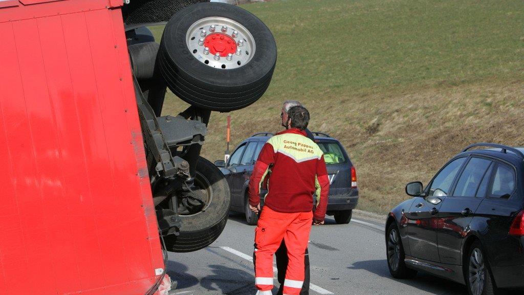 Bier-Lkw kippt um