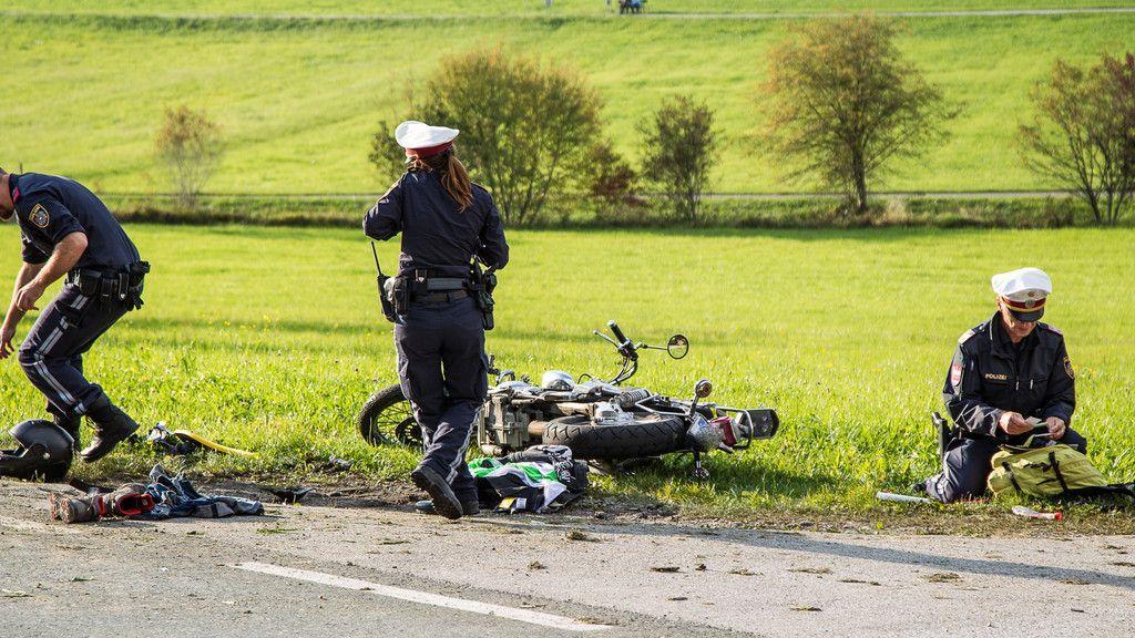 Motorradlenker von Traktoranhänger überrollt