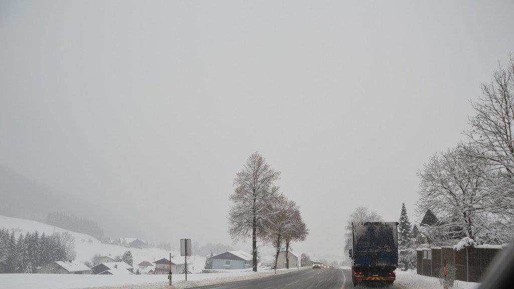 Schneefahrbahn auf den Straßen