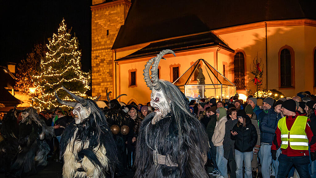 Krampuslauf im Ortszentrum, Großgmain