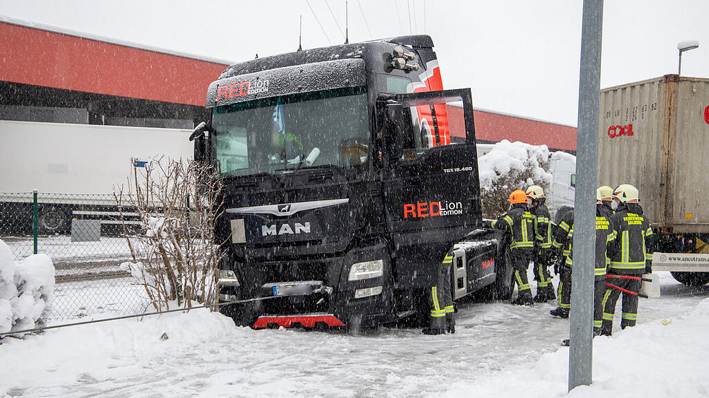 Lkw steckt fest