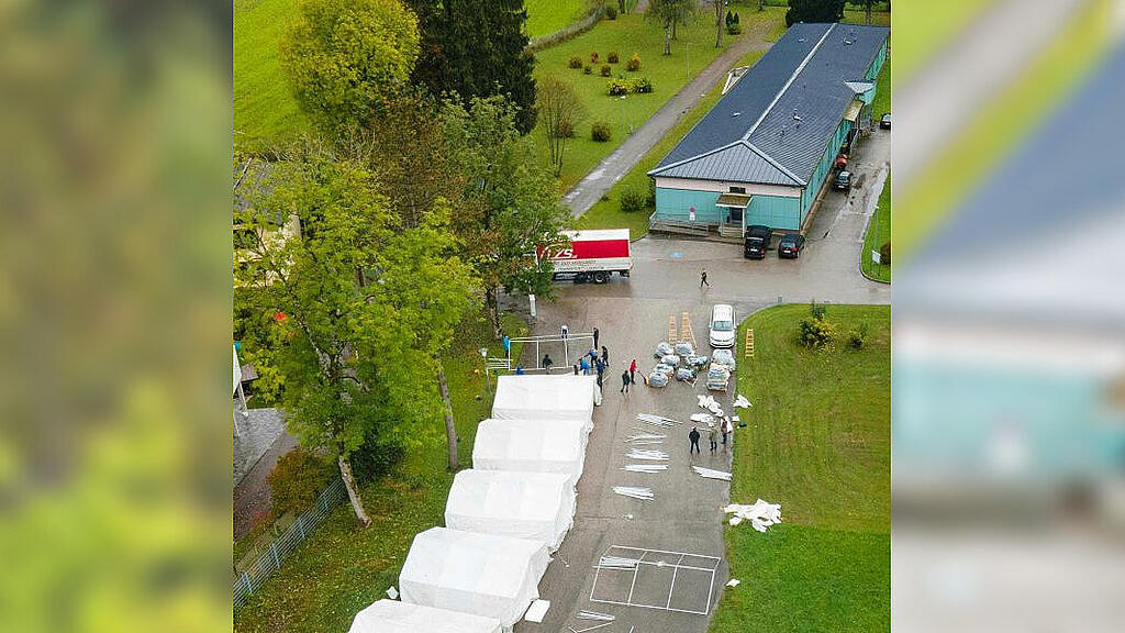 Unterbringung von Fl\u00fcchtlingen in Zelten in O\u00d6