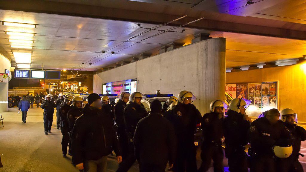 Schalke-Fanmarsch in Salzburg: Anhänger geraten in Rage