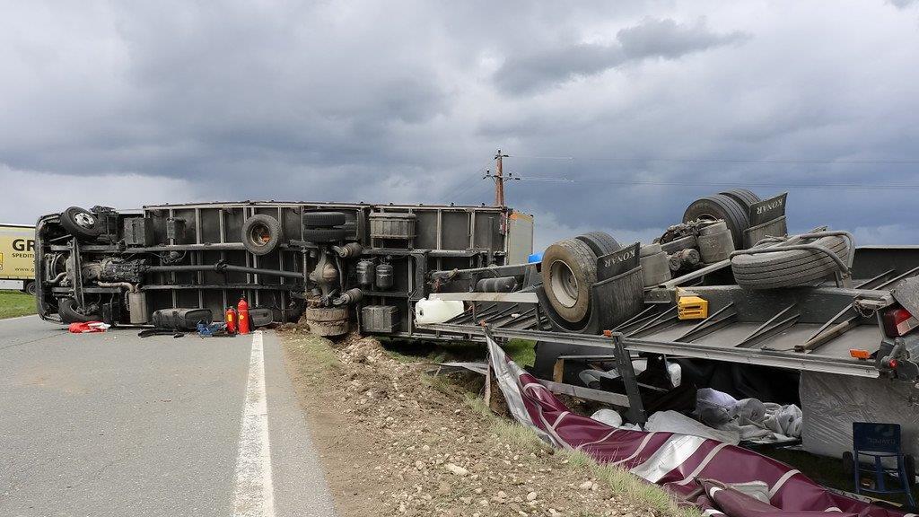 Niklas: Lkw kippt auf B156 um