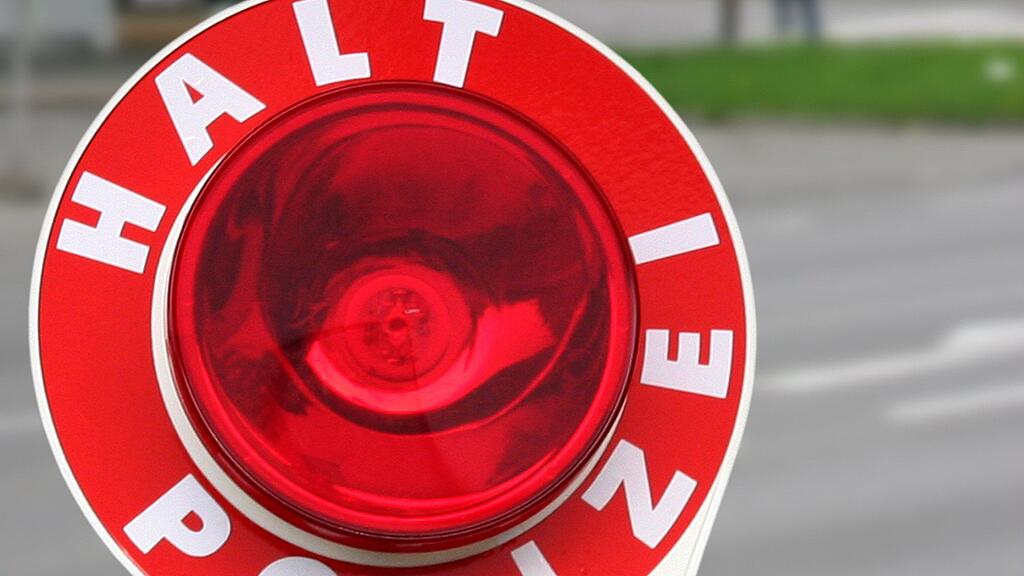 Der vermeintliche Polizist hiel den jungen am Rad auf.