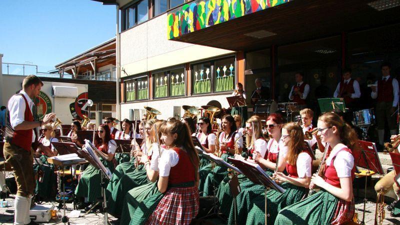 Maibaumaufstellen in Hof