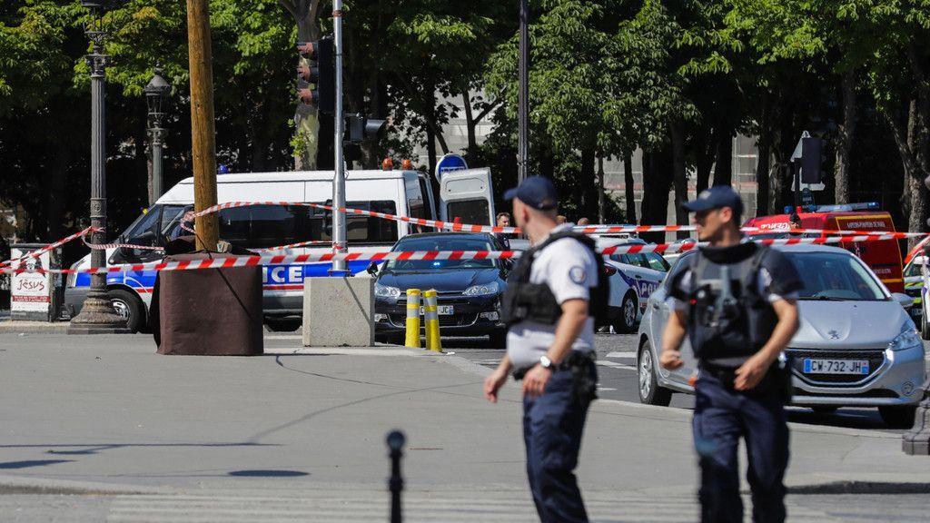 Polizeiwagen in Paris gerammt