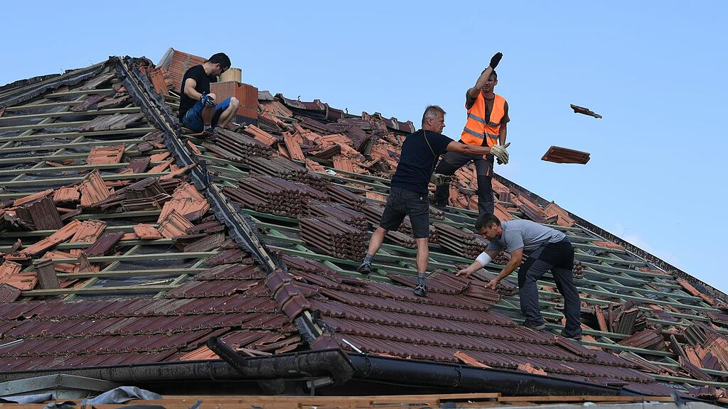 Sch\u00e4den nach Tornado in Tschechien