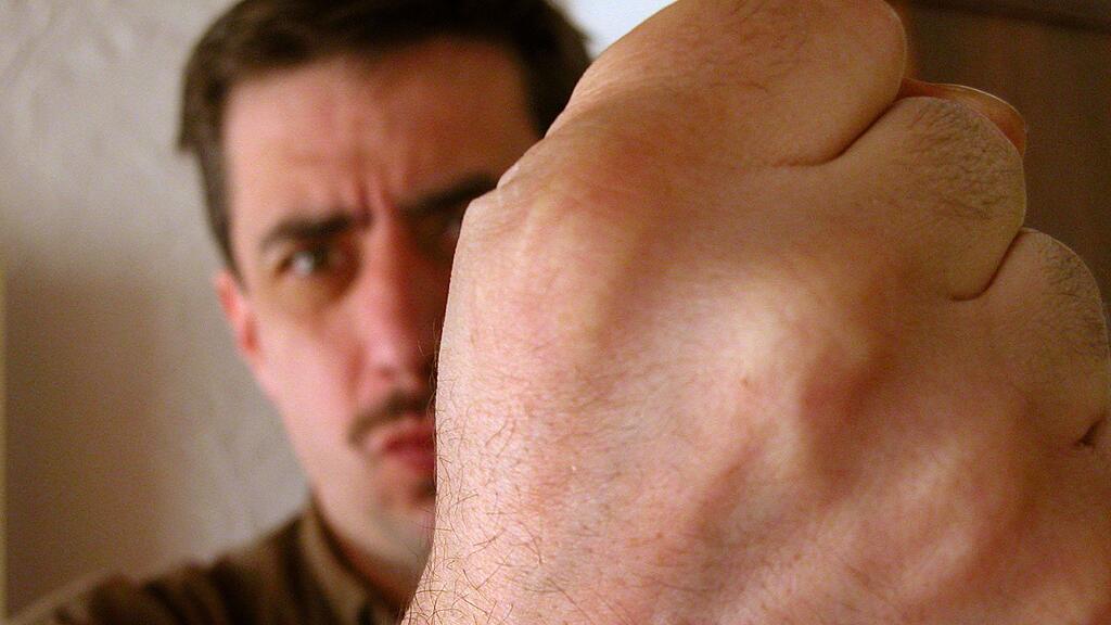 Der 51-Jährige schlug mit einem Staubsaugerrohr auf seine Ex-Frau ein.