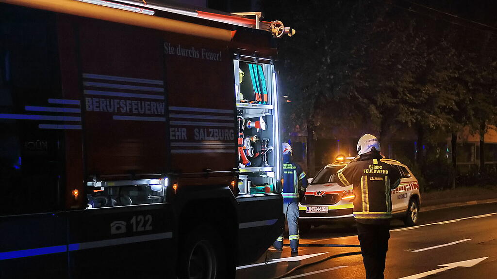 Auto kollidiert auf Hellbrunner Straße mit Hauswand