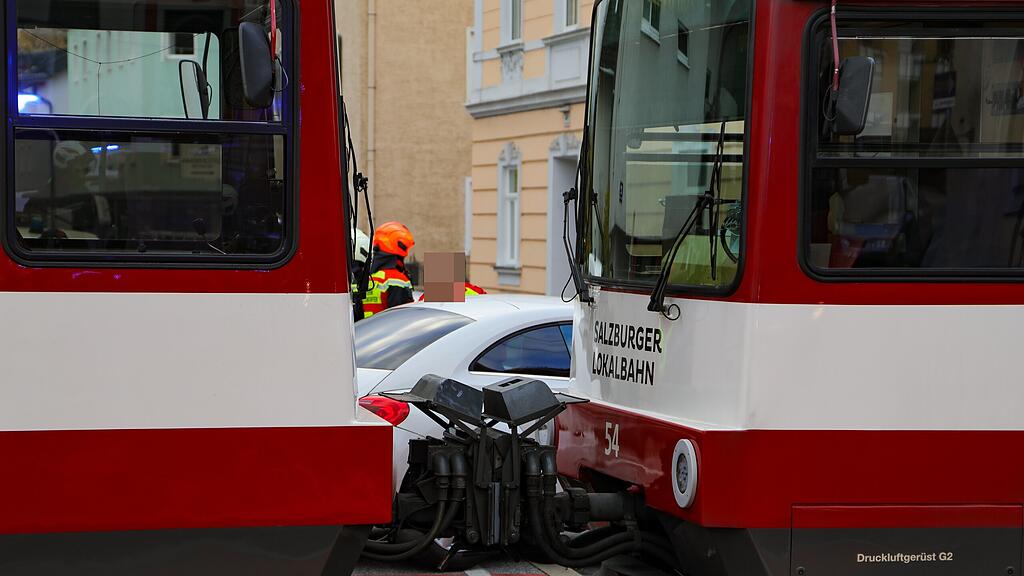 Lokalbahn und Pkw kollidieren in der Stadt Salzburg