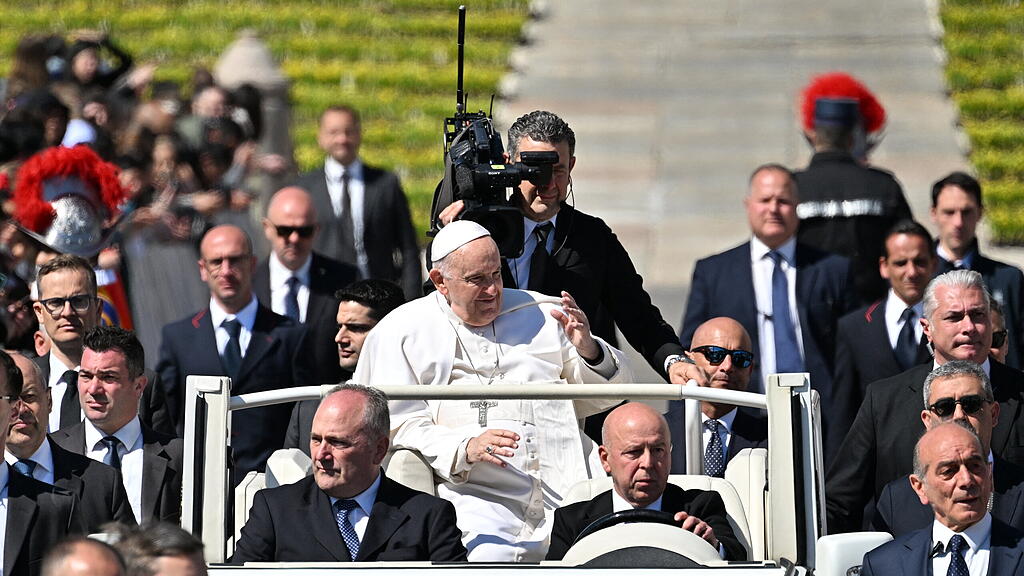 Papst erteilt Segen "Urbi et Orbi"