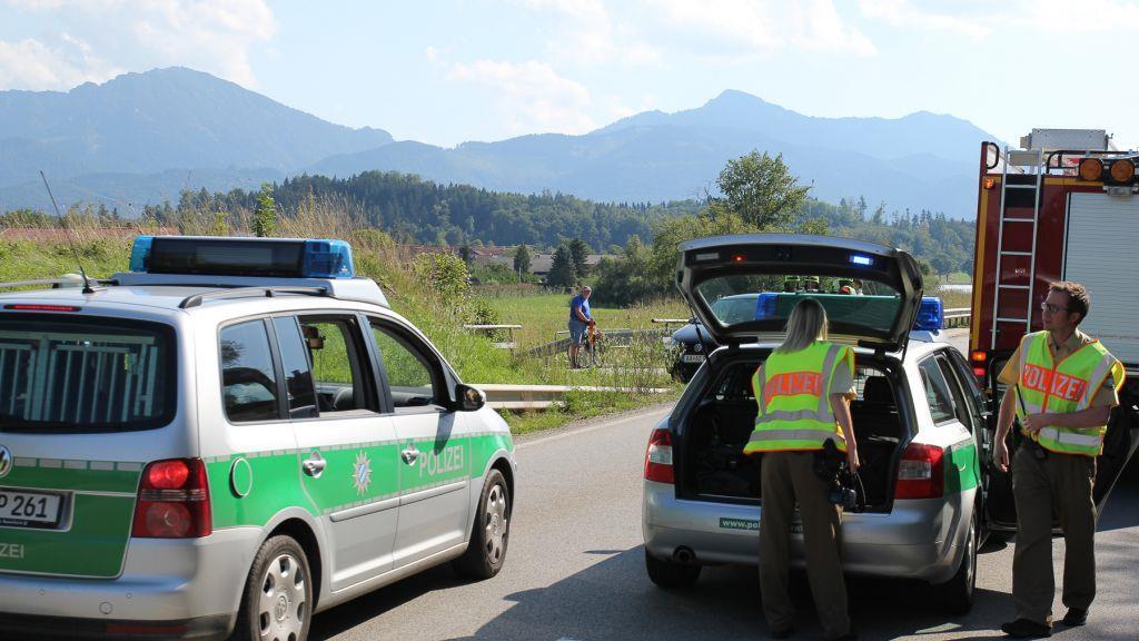 Biker prallt in Pkw