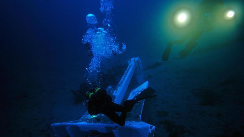 Taucher erkunden Wrack der Costa Concordia