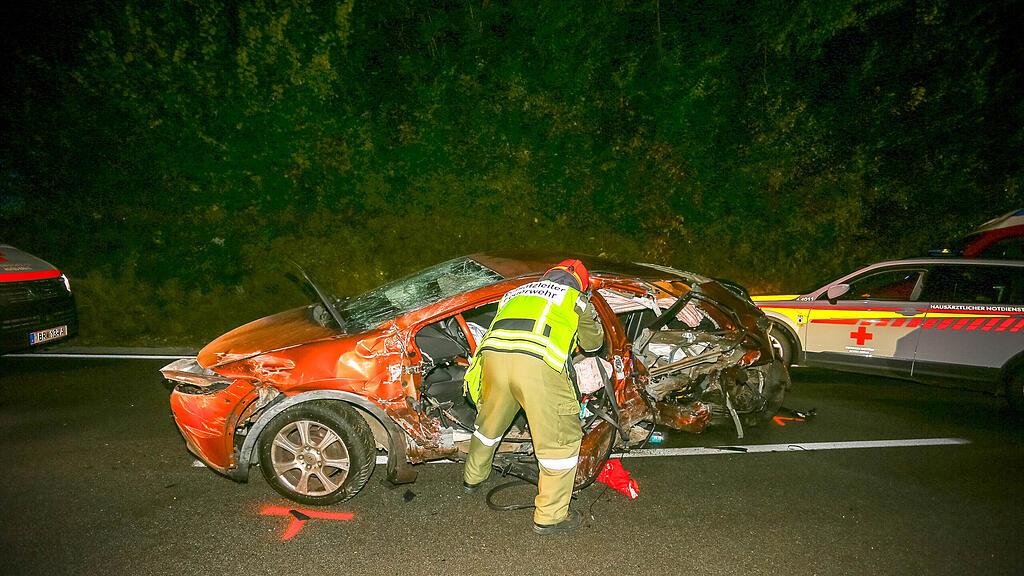 Pkw bei Crash in Helpfau-Uttendorf seitlich aufgerissen
