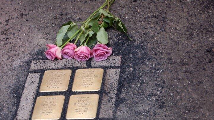 Die Stolpersteine sollen an den Autor, dessen Gattin Friederike und deren zwei Töchter erinnern.