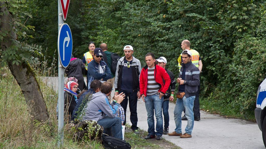 Flüchltinge zu Fuß von Salzburg nach Freilassing unterwegs