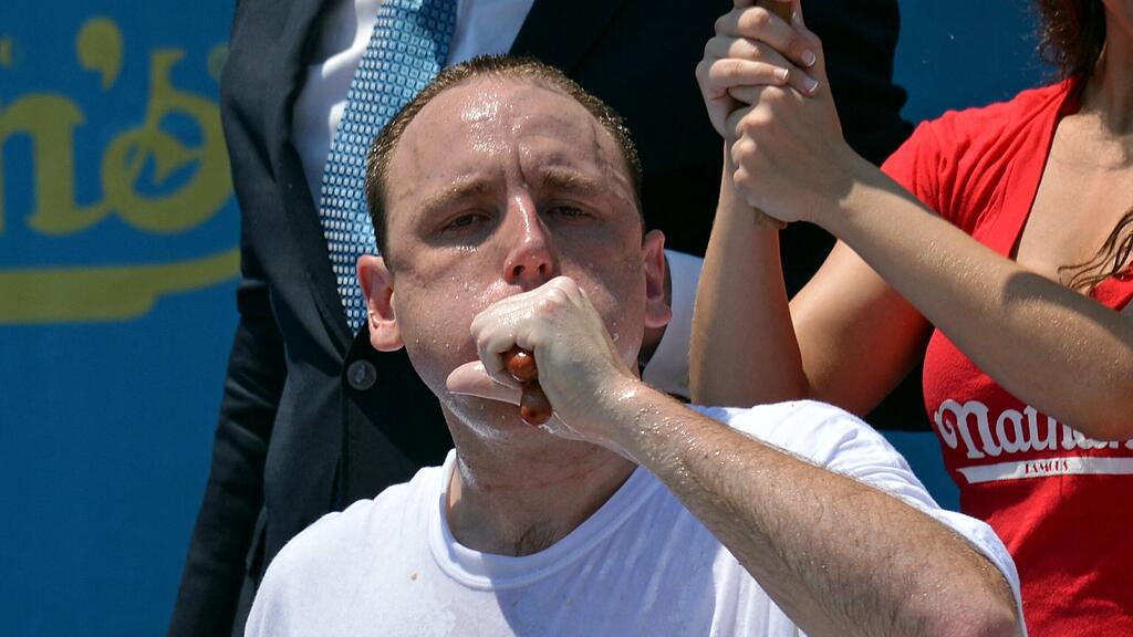 Joey Chestnut verschlingt 83 Hotdogs in 10 Minuten
