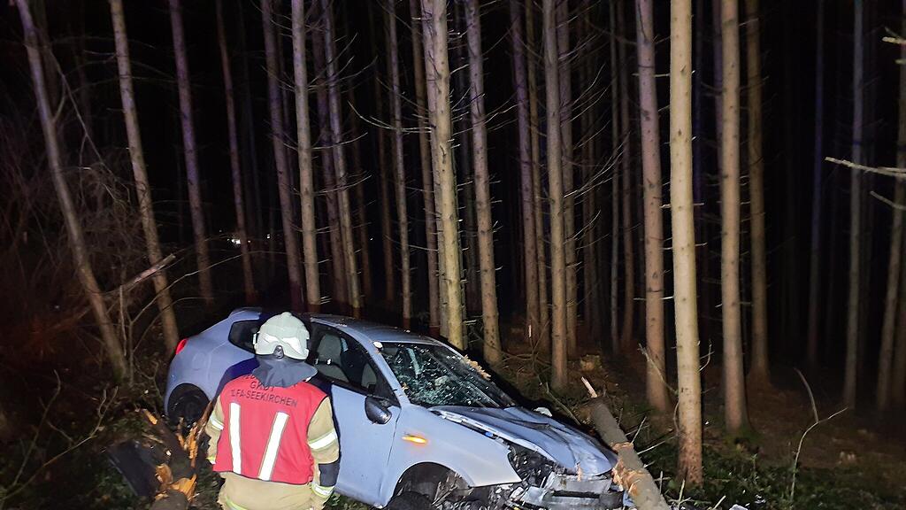 Seekirchen: Auto landet neben L101 in Wald