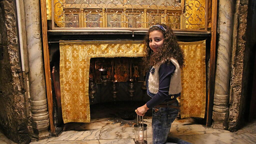 Das ORF-Friedenslicht ist heuer in der Geburtsgrotte in Bethlehem von der neunjährigen Ihab Msleh entzündet worden, die aus einer arabisch-christlichen Familie stammt.