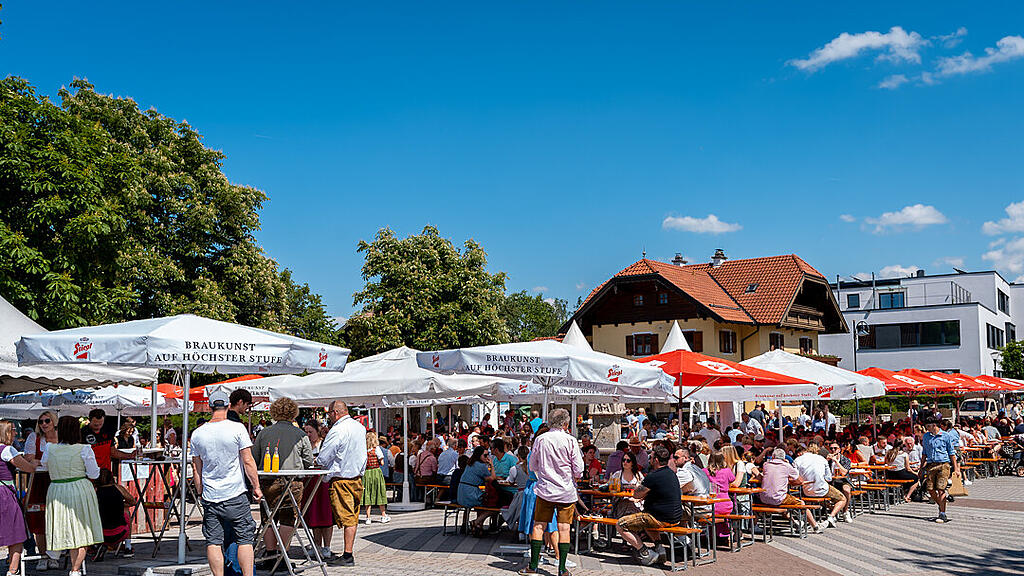 Maibaumaufstellen in Wals (am Kirchenplatz)
