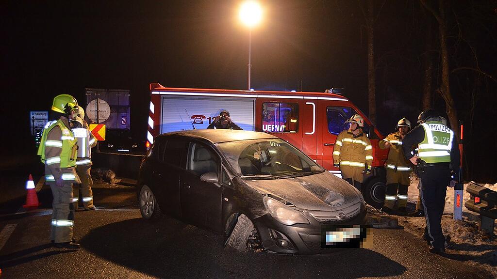 Ein Auto überschlug sich am Donnerstagabend auf der B311.