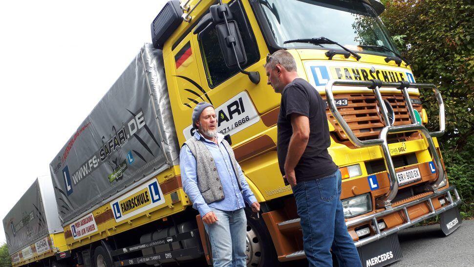 Fahrlehrer Helmut Sigl von der Fahrschule Safari und Christian Ebner setzten mich hinter das Steuer dieses 40-Tonners.