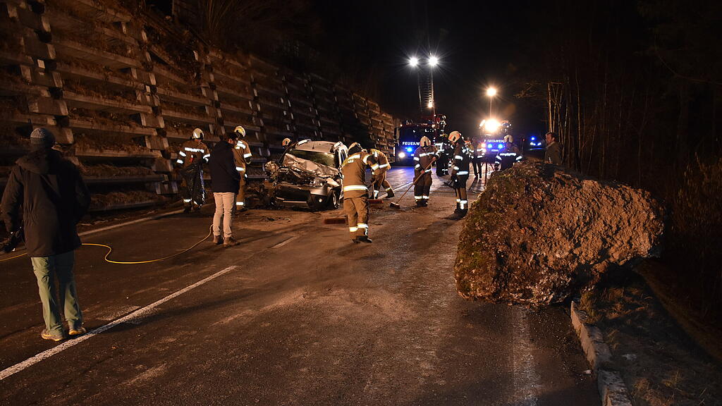 Fels st\u00fcrzt in Abtenau auf B162