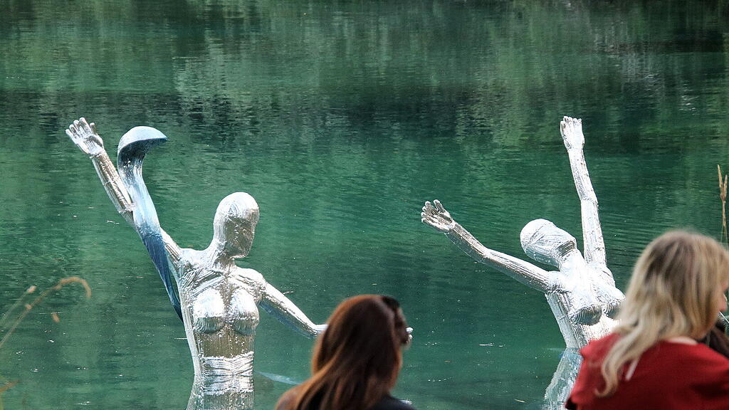 EINTAUCHEN IN DIE WELT DER KUNST \u2013 "AQUARIA" im Waldbad Anif.