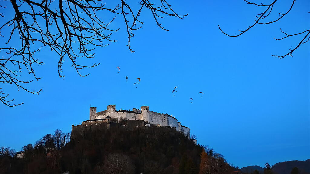 Paragleiter über der Festung