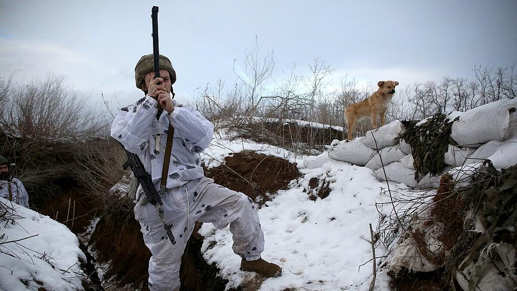 Ukrainischer Soldat späht die Umgebung aus