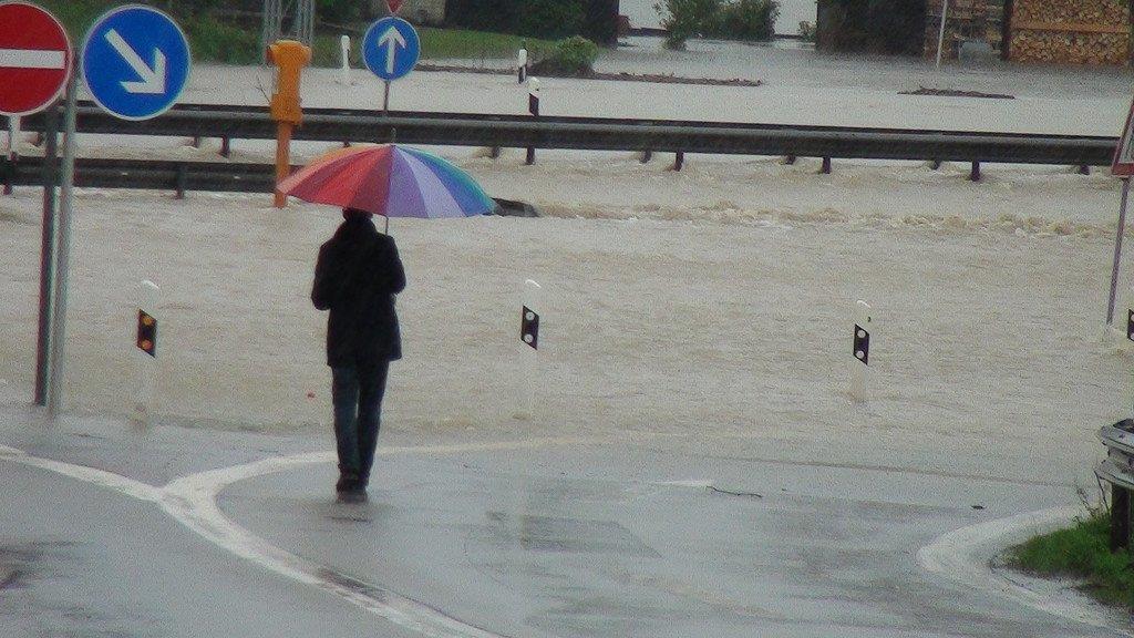 Grabenstätt: A8 überflutet