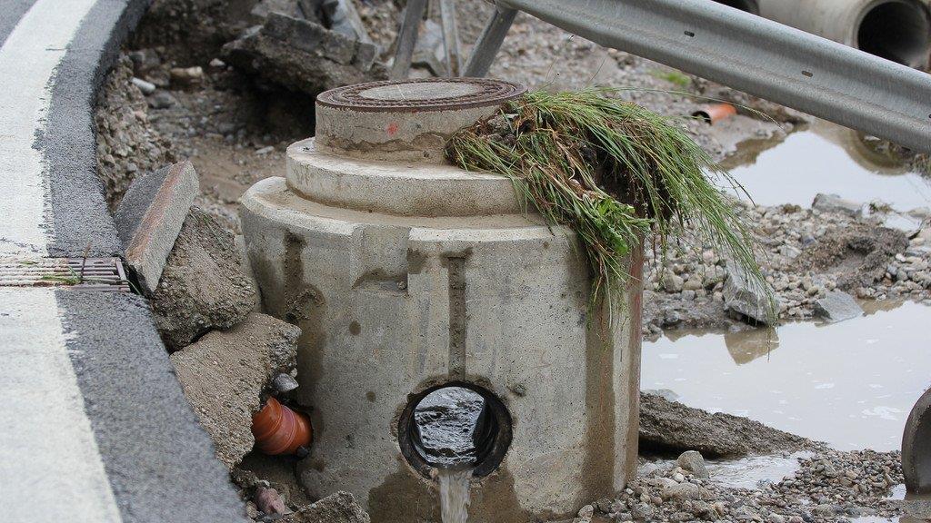 Aufräumarbeiten an der A8